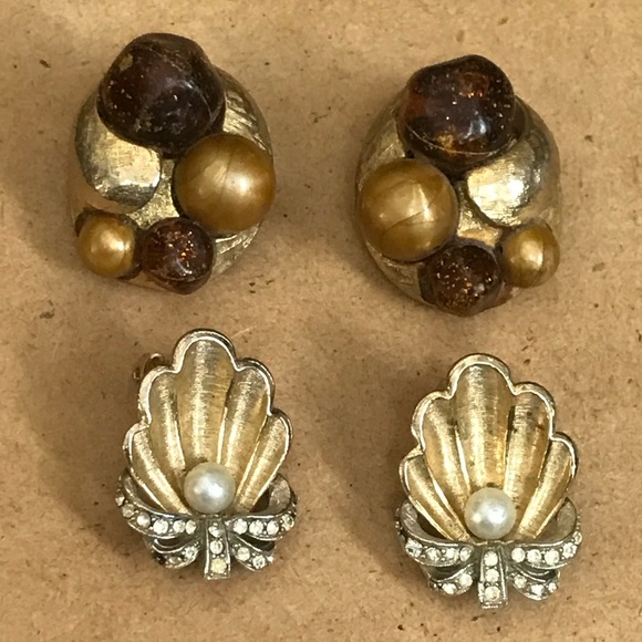 Vintage Signed ART Clip On EArrings Gold Tone Pearl Rhinestone Beads Shells Bow - Picture 1 of 12